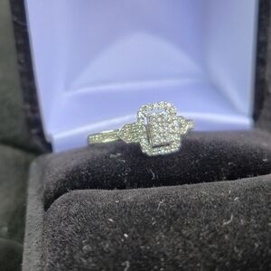 Elegant 10k 1/4 Nat. Diamond Ring
